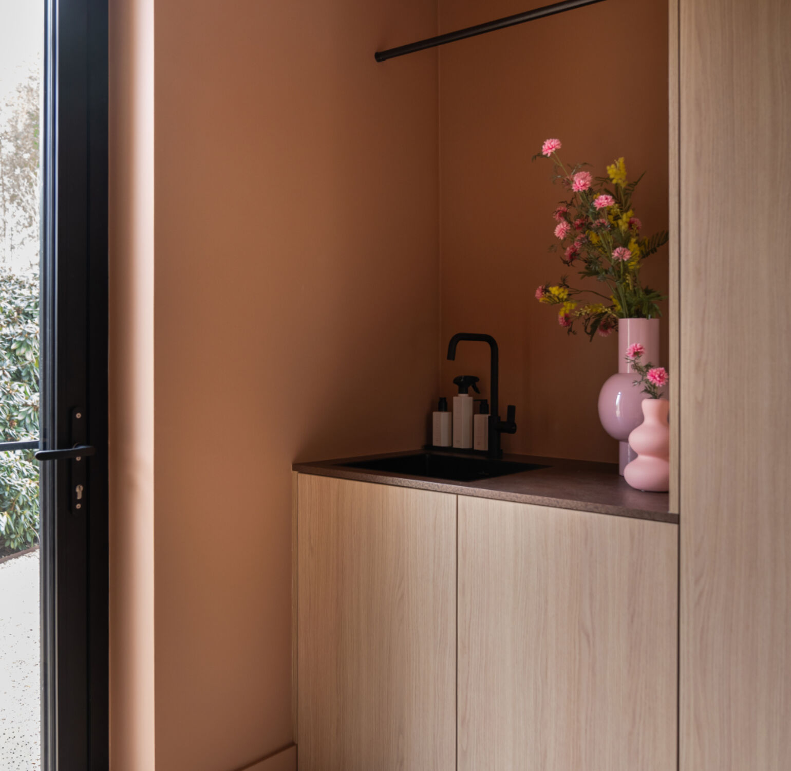 Lottevanuittert kimkotter LAB Wallpaint Velvet Fudge no 380 5